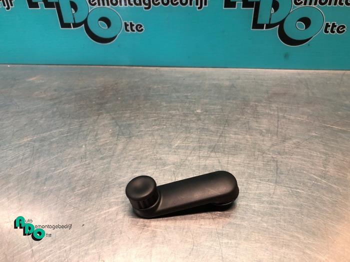 Usados Manivela de ventanilla Renault Clio IV (5R) 0.9 Energy TCE 90 12V Precio € 10,00 Norma de margen ofrecido por Autodemontagebedrijf Otte