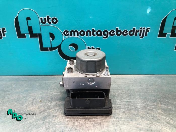 Begagnade ABS-pump Renault Clio IV (5R) 0.9 Energy TCE 90 12V Pris € 20,00 Marginaltabell erbjuds av Autodemontagebedrijf Otte