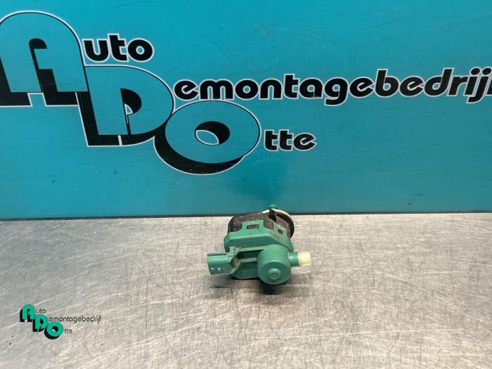 Używane Silnik reflektora Renault Twingo II (CN) 1.2 Cena € 15,00 Procedura marży oferowane przez Autodemontagebedrijf Otte