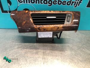 Usados Rejilla de aire de salpicadero BMW 3 serie (E90) 318i 16V Precio € 15,00 Norma de margen ofrecido por Autodemontagebedrijf Otte