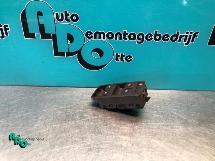 Usados Interruptor de ventanilla eléctrica Opel Meriva Mk.II 1.4 Turbo 16V ecoFLEX Precio € 20,00 Norma de margen ofrecido por Autodemontagebedrijf Otte