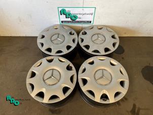 Begagnade Hjuluppsättning Mercedes A (W169) 2.0 A-160 CDI 16V 5-Drs. Pris € 150,00 Marginaltabell erbjuds av Autodemontagebedrijf Otte