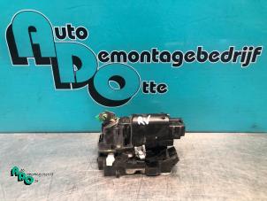 Begagnade Dörrlåsmekanism, 2-dörrars, höger Renault Master II (ED/HD/UD) 2.5 dCi 16V 100 Pris € 30,00 Marginaltabell erbjuds av Autodemontagebedrijf Otte