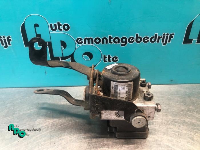 Begagnade ABS-pump Ford Fiesta 6 (JA8) 1.25 16V Pris € 50,00 Marginaltabell erbjuds av Autodemontagebedrijf Otte
