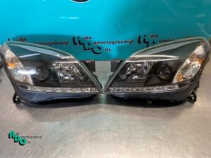 Usagé Kit phares gauche + droite Opel Astra H GTC (L08) 1.4 16V Twinport Prix € 75,00 Règlement à la marge proposé par Autodemontagebedrijf Otte