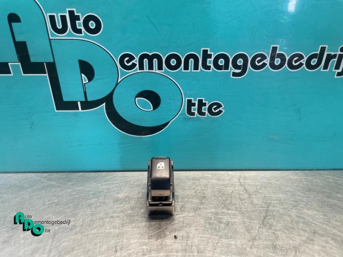 Usados Interruptor de ventanilla eléctrica Chevrolet Spark (M300) 1.2 16V Precio € 5,00 Norma de margen ofrecido por Autodemontagebedrijf Otte