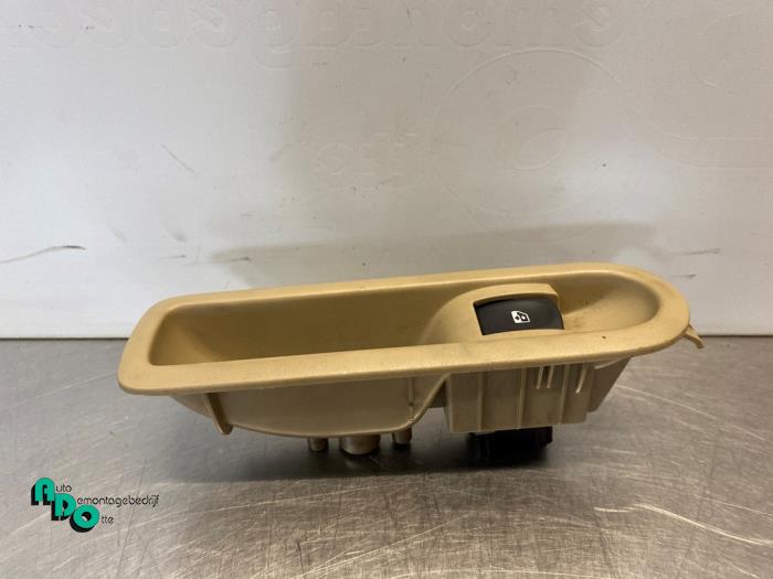 Usados Interruptor de ventanilla eléctrica Renault Modus/Grand Modus (JP) 1.6 16V Precio € 10,00 Norma de margen ofrecido por Autodemontagebedrijf Otte