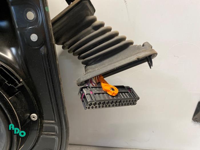 Fönstermekanism för bakre dörr, 4-dörrars, vänster från en Volkswagen Passat Variant (3C5) 3.2 FSI V6 32V 2006