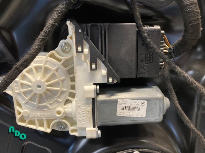 Fönstermekanism för bakre dörr, 4-dörrars, vänster från en Volkswagen Passat Variant (3C5) 3.2 FSI V6 32V 2006