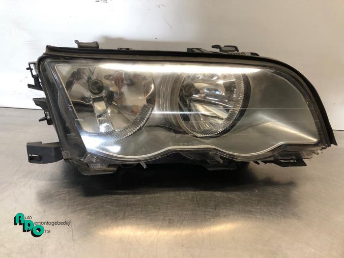 Używane Reflektor prawy BMW 3 serie Touring (E46/3) 330d 24V Cena € 40,00 Procedura marży oferowane przez Autodemontagebedrijf Otte