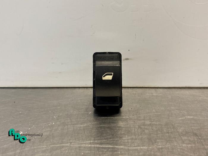 Usados Interruptor de ventanilla eléctrica Peugeot 308 (4A/C) 1.6 VTI 16V Precio € 10,00 Norma de margen ofrecido por Autodemontagebedrijf Otte