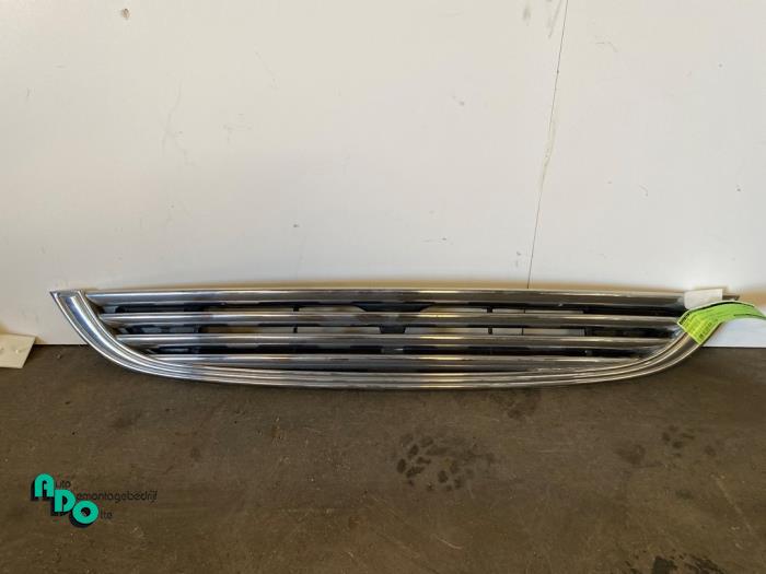 Używane Grill BMW Mini (R50/53) 1.6 16V Cooper Cena € 20,00 Procedura marży oferowane przez Autodemontagebedrijf Otte