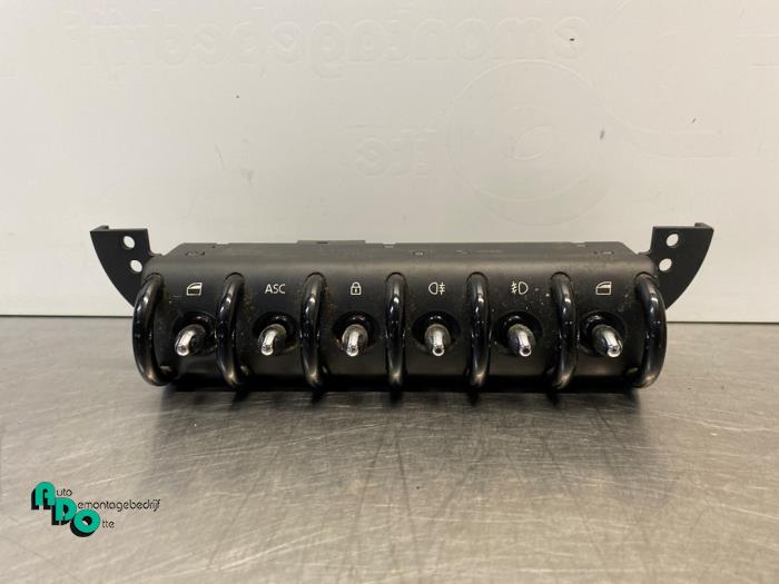 Usados Interruptor de ventanilla eléctrica BMW Mini (R50/53) 1.6 16V Cooper Precio € 20,00 Norma de margen ofrecido por Autodemontagebedrijf Otte