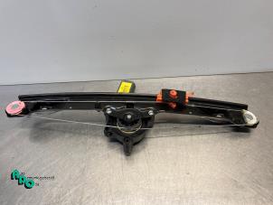 Używane Mechanizm szyby prawej przedniej wersja 2-drzwiowa Fiat Grande Punto (199) 1.3 JTD Multijet 16V 85 Actual Cena € 15,00 Procedura marży oferowane przez Autodemontagebedrijf Otte