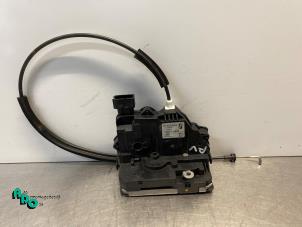 Używane Mechanizm blokady drzwi prawych wersja 2-drzwiowa Fiat Grande Punto (199) 1.3 JTD Multijet 16V 85 Actual Cena € 25,00 Procedura marży oferowane przez Autodemontagebedrijf Otte