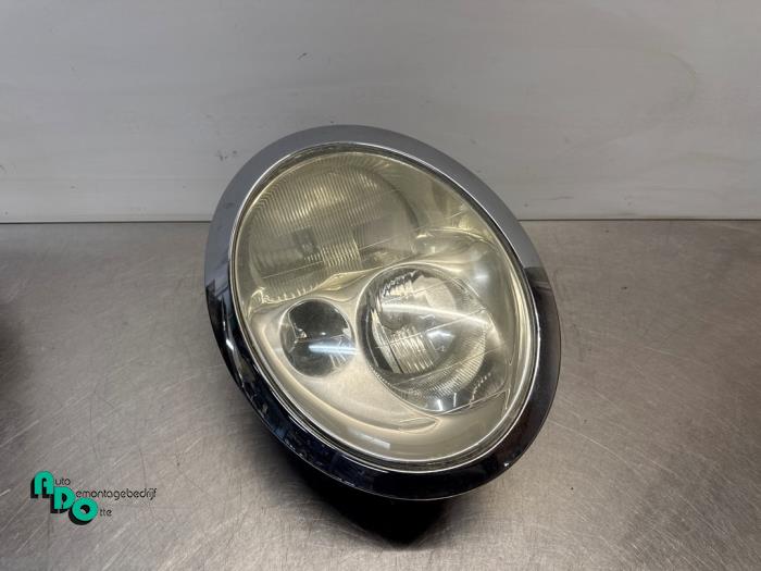 Używane Reflektor prawy BMW Mini (R50/53) 1.6 16V Cooper Cena € 25,00 Procedura marży oferowane przez Autodemontagebedrijf Otte