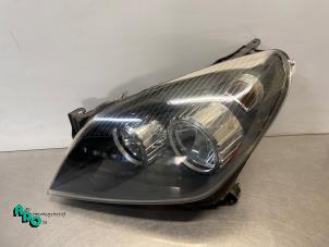 Begagnade Strålkastare, vänster Opel Astra H SW (L35) 1.6 16V Twinport Pris € 30,00 Marginaltabell erbjuds av Autodemontagebedrijf Otte