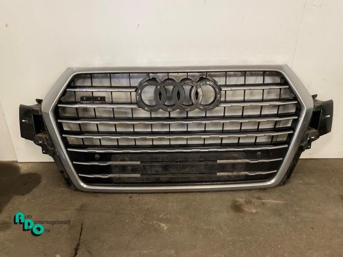 Używane Grill Audi Q7 (4MB/4MG) 3.0 TDI V6 24V Cena € 225,00 Procedura marży oferowane przez Autodemontagebedrijf Otte