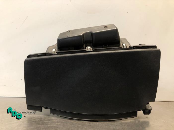 Begagnade Handskfack Peugeot Partner Tepee (7A/B/C/D/E/F/G/J/P/S) 1.6 HDiF 90 16V Phase 1 Pris € 15,00 Marginaltabell erbjuds av Autodemontagebedrijf Otte