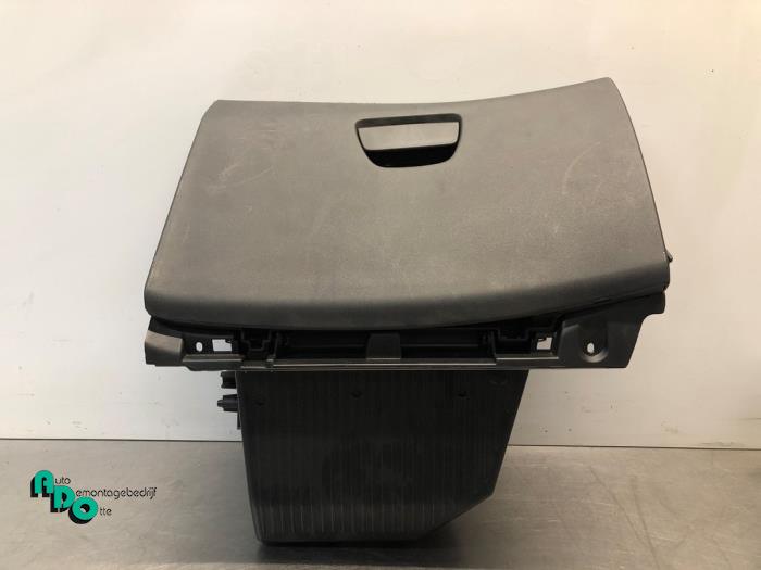 Begagnade Handskfack Peugeot 208 I (CA/CC/CK/CL) 1.0 Vti 12V PureTech Pris € 15,00 Marginaltabell erbjuds av Autodemontagebedrijf Otte