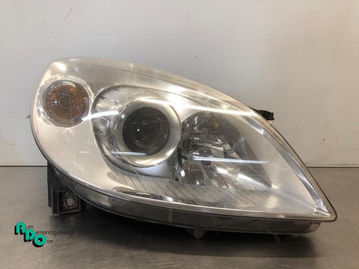 Używane Reflektor prawy Mercedes B (W245) 2.0 B-200 16V Cena € 100,00 Procedura marży oferowane przez Autodemontagebedrijf Otte