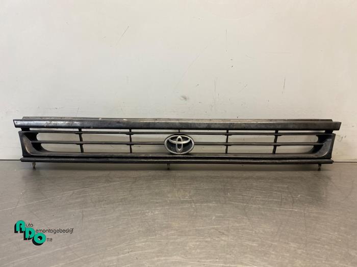 Używane Grill Toyota Starlet (EP8/NP8) 1.3 Friend,XLi 12V Cena € 20,00 Procedura marży oferowane przez Autodemontagebedrijf Otte