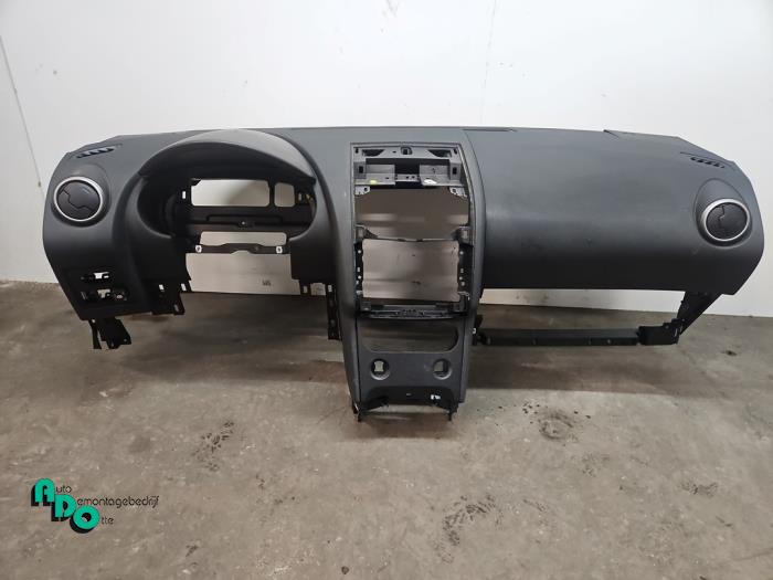 Używane Panel Nissan Qashqai (J10) 2.0 16V 4x4 Cena € 150,00 Procedura marży oferowane przez Autodemontagebedrijf Otte