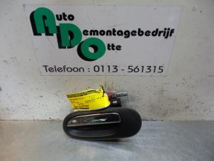 Używane Uchwyt drzwi lewych tylnych wersja 4-drzwiowa Nissan Almera Tino (V10M) 1.8 16V Cena € 25,00 Procedura marży oferowane przez Autodemontagebedrijf Otte