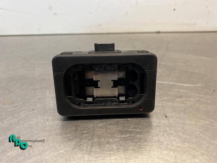 Begagnade Regnsensor BMW 3 serie (E46/2) 318 Ci Pris € 10,00 Marginaltabell erbjuds av Autodemontagebedrijf Otte