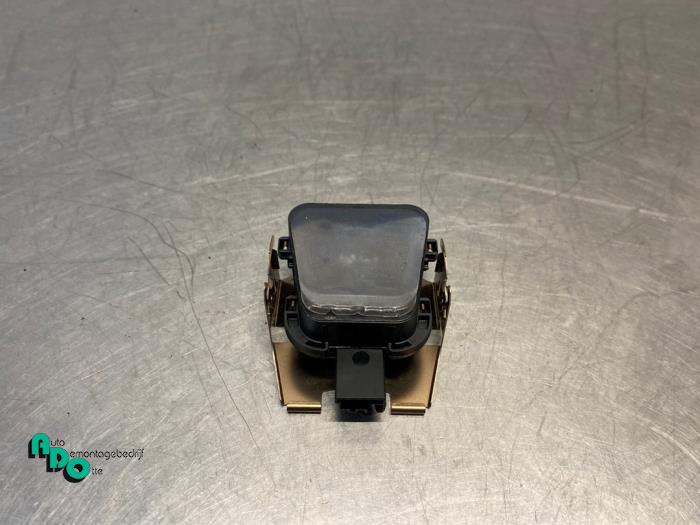 Begagnade Regnsensor Peugeot 208 I (CA/CC/CK/CL) 1.4 16V Pris € 10,00 Marginaltabell erbjuds av Autodemontagebedrijf Otte