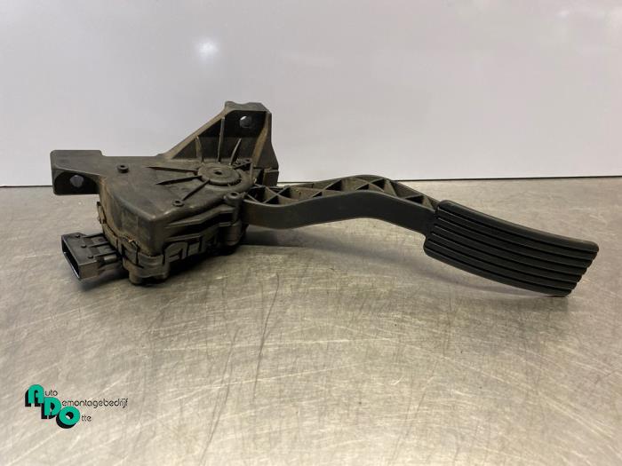 Używane Pedal gazu Mitsubishi Colt (Z2/Z3) 1.3 16V Cena € 10,00 Procedura marży oferowane przez Autodemontagebedrijf Otte