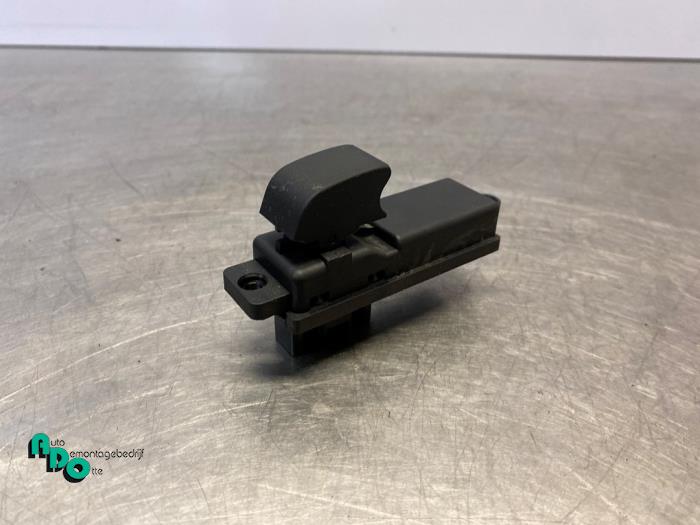 Usados Interruptor de ventanilla eléctrica Mazda 2 (DE) 1.3 16V MZR Precio € 5,00 Norma de margen ofrecido por Autodemontagebedrijf Otte