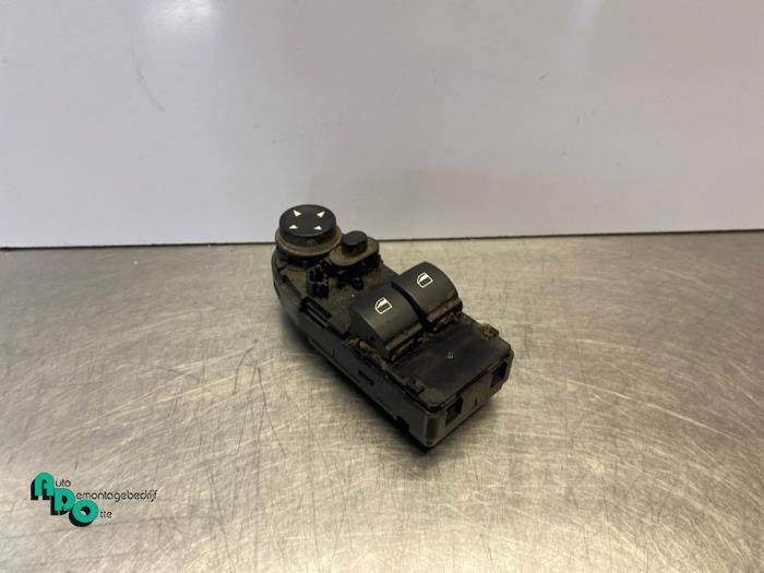 Usados Interruptor de ventanilla eléctrica BMW 1 serie (E87/87N) 118d 16V Precio € 25,00 Norma de margen ofrecido por Autodemontagebedrijf Otte