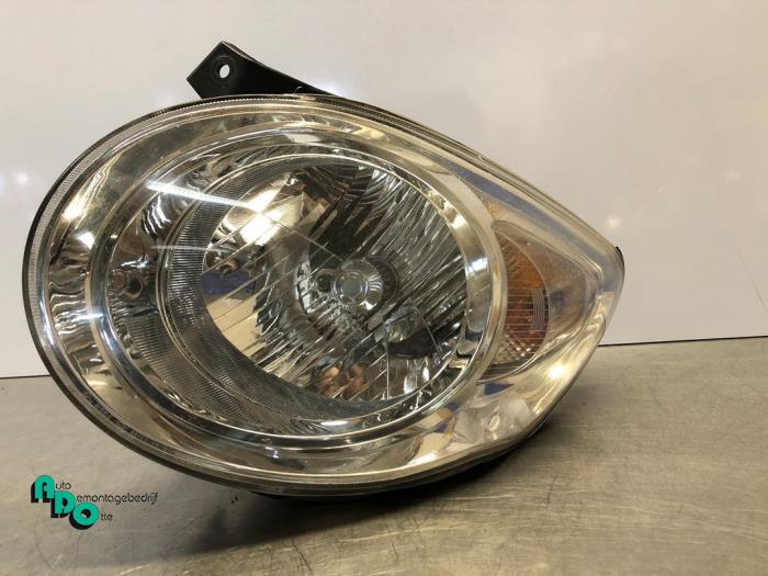 Używane Reflektor lewy Kia Picanto (BA) 1.1 12V Cena € 40,00 Procedura marży oferowane przez Autodemontagebedrijf Otte