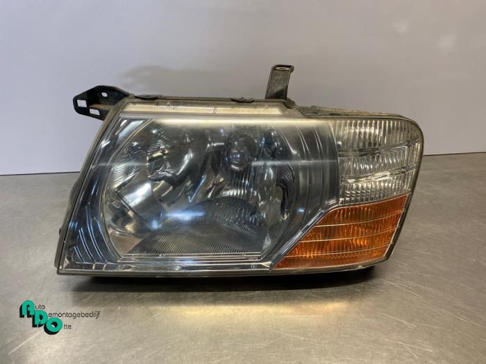 Używane Reflektor lewy Mitsubishi Pajero Hardtop (V6/7) 3.2 DI-D 16V Cena € 75,00 Procedura marży oferowane przez Autodemontagebedrijf Otte