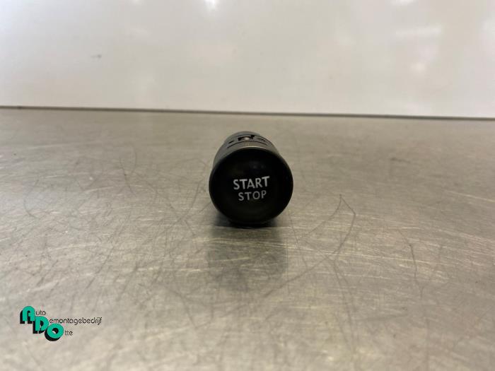 Używane Przelacznik Start/Stop Renault Clio IV (5R) 0.9 Energy TCE 90 12V Cena € 5,00 Procedura marży oferowane przez Autodemontagebedrijf Otte