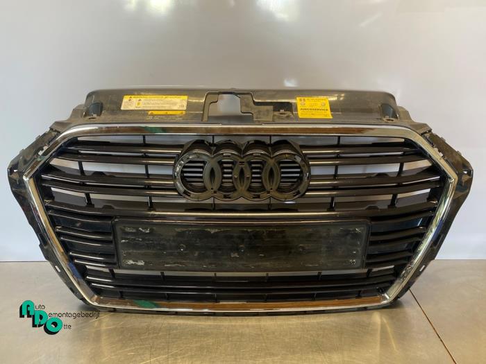 Używane Grill Audi A3 Sportback (8VA/8VF) 1.0 30 TFSI 12V Cena € 225,00 Procedura marży oferowane przez Autodemontagebedrijf Otte
