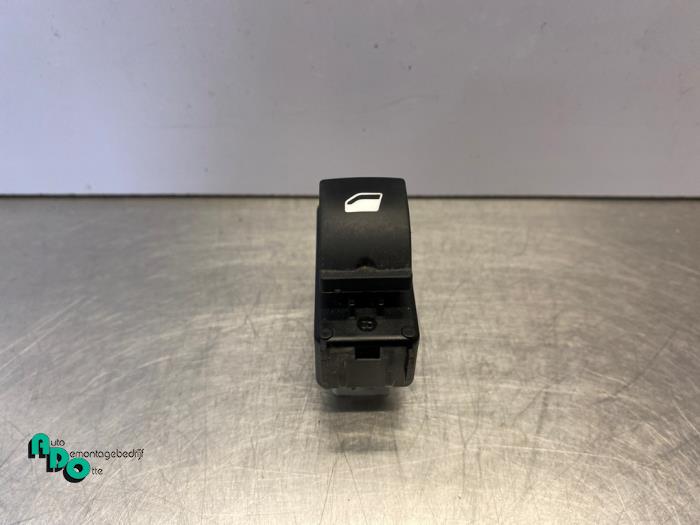 Usados Interruptor de ventanilla eléctrica Peugeot 208 I (CA/CC/CK/CL) 1.0 Vti 12V PureTech Precio € 10,00 Norma de margen ofrecido por Autodemontagebedrijf Otte