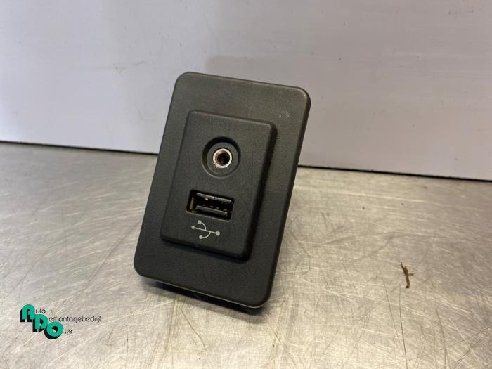 Używane Zlacze AUX/USB Nissan Note (E12) 1.2 DIG-S 98 Cena € 15,00 Procedura marży oferowane przez Autodemontagebedrijf Otte