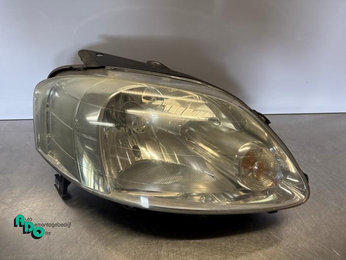 Używane Reflektor prawy Volkswagen Fox (5Z) 1.4 16V Cena € 25,00 Procedura marży oferowane przez Autodemontagebedrijf Otte