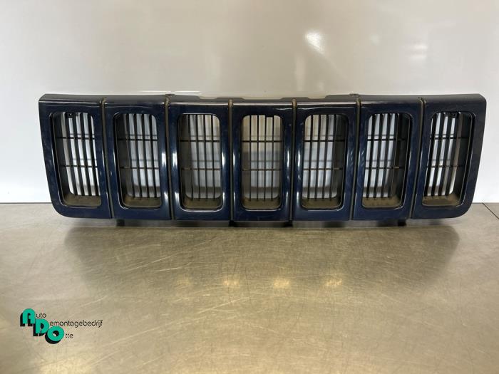Begagnade Grill Jeep Grand Cherokee (ZJ) 4.0i Pris € 25,00 Marginaltabell erbjuds av Autodemontagebedrijf Otte
