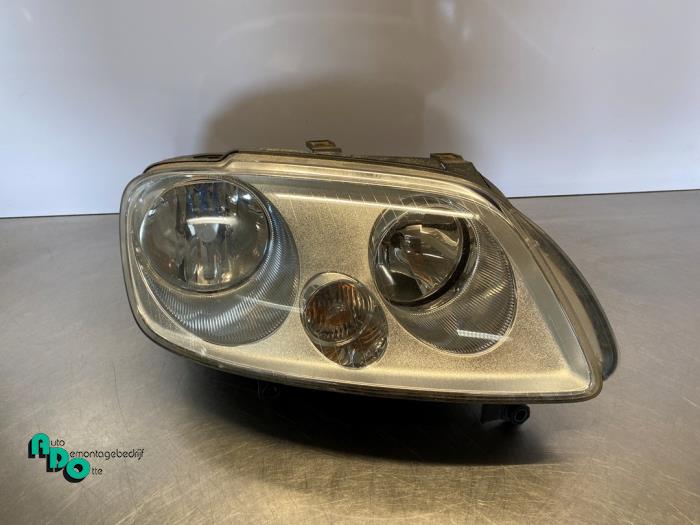 Używane Reflektor prawy Volkswagen Caddy III (2KA,2KH,2CA,2CH) 2.0 SDI Cena € 40,00 Procedura marży oferowane przez Autodemontagebedrijf Otte