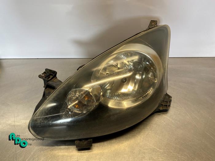 Używane Reflektor lewy Toyota Aygo (B10) 1.0 12V VVT-i Cena € 65,00 Procedura marży oferowane przez Autodemontagebedrijf Otte