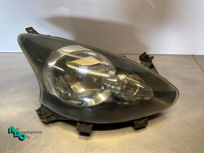 Używane Reflektor prawy Toyota Aygo (B10) 1.0 12V VVT-i Cena € 65,00 Procedura marży oferowane przez Autodemontagebedrijf Otte