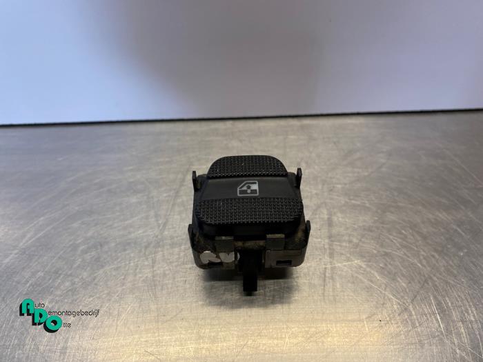 Usados Interruptor de ventanilla eléctrica Volkswagen Golf III Cabrio Restyling (1E7) 2.0 Precio de solicitud ofrecido por Autodemontagebedrijf Otte