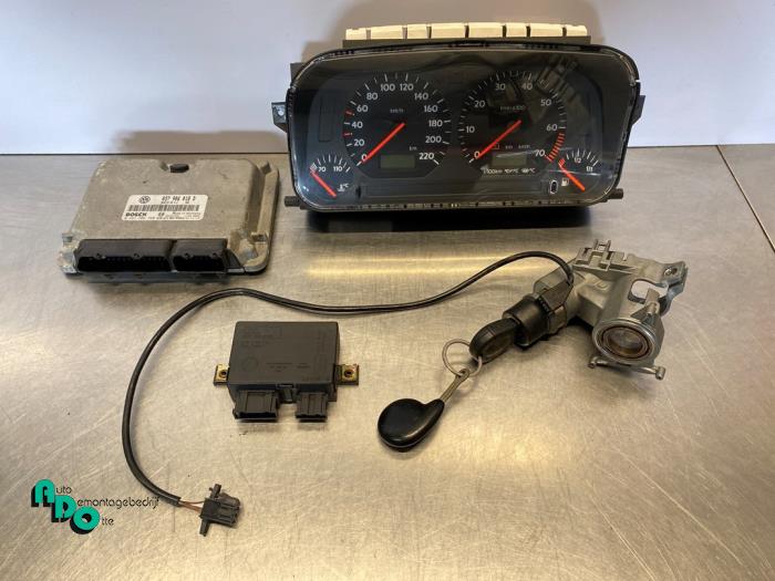 Used Ignition lock + computer Volkswagen Golf III Cabrio Restyling (1E7) 2.0 Price € 175,00 Margin scheme offered by Autodemontagebedrijf Otte