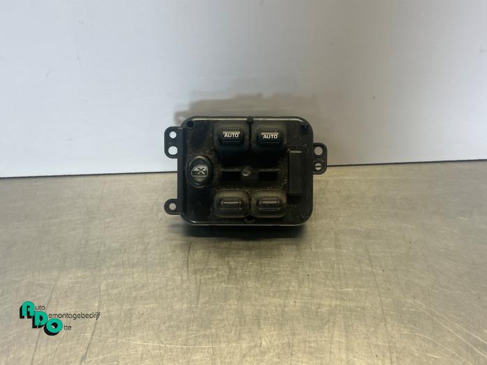 Usados Interruptor de ventanilla eléctrica Jeep Cherokee/Liberty (KJ) 2.8 CRD 16V Precio € 50,00 Norma de margen ofrecido por Autodemontagebedrijf Otte