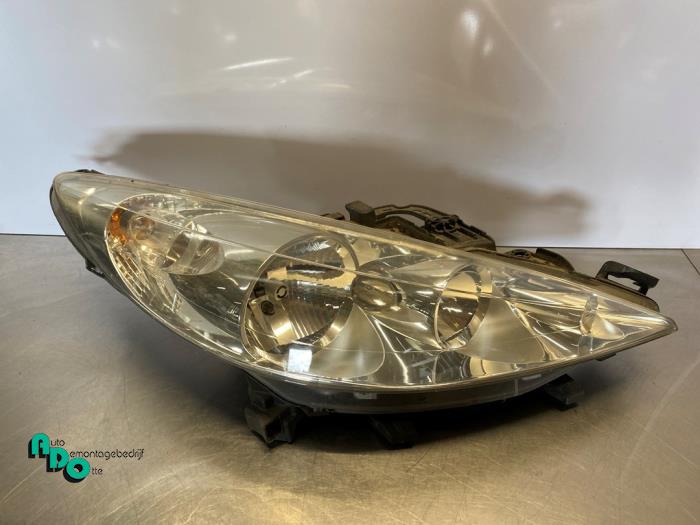 Używane Reflektor prawy Peugeot 207 SW (WE/WU) 1.6 16V Cena € 50,00 Procedura marży oferowane przez Autodemontagebedrijf Otte