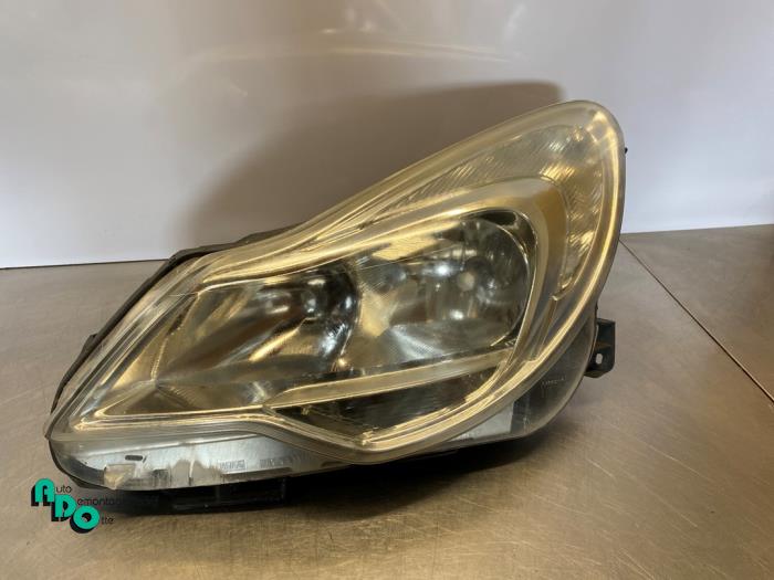 Używane Reflektor lewy Opel Corsa D 1.2 16V ecoFLEX Bi-Fuel Cena € 95,00 Procedura marży oferowane przez Autodemontagebedrijf Otte