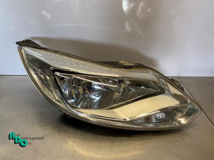 Używane Reflektor prawy Ford Focus 3 Wagon 1.0 Ti-VCT EcoBoost 12V 100 Cena € 110,00 Procedura marży oferowane przez Autodemontagebedrijf Otte